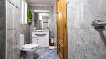 Ducha, secador de pelo, toallas y jabón