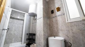 Ducha, secador de pelo, toallas y jabón