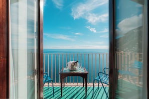 Camera Classic con letto matrimoniale king o 2 letti singoli, vista mare, balcone | Terrace/patio - Villa Nettuno (Positano)