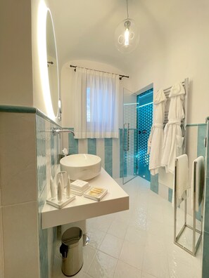 Camera Deluxe, 1 letto king, vista mare, balcone | Salle de bain