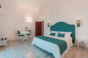 Camera Deluxe, 1 letto king, vista mare, balcone | Free minibar, in-room safe, desk, blackout curtains - Villa Nettuno (Positano)