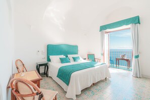 Camera Classic con letto matrimoniale king o 2 letti singoli, vista mare, balcone | Free minibar, in-room safe, desk, blackout drapes - Villa Nettuno (Positano)