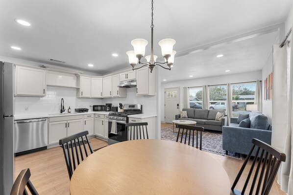 冷蔵庫、電子レンジ、オーブン、コンロ