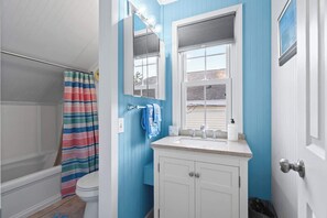 Shower, hair dryer, towels, shampoo - 'Coral Cottage' - North Myrtle Beach! Family House! (North Myrtle Beach)