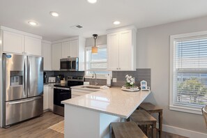 Réfrigérateur, micro-ondes, four, plaque de cuisson