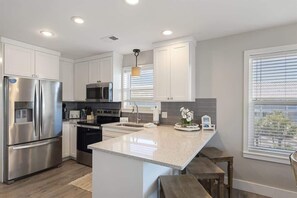 Kjøleskap, mikrobølgeovn, ovn og kokeplater