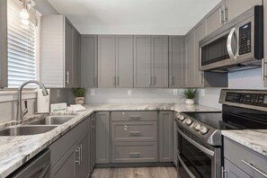 ثلاجة، ميكروويف، فرن، موقد طهي مسطح