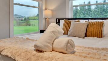 4 dormitorios, escritorio, tabla de planchar con plancha y cuna de viaje