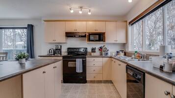 Frigorífic, microones, forn i placa de cuina