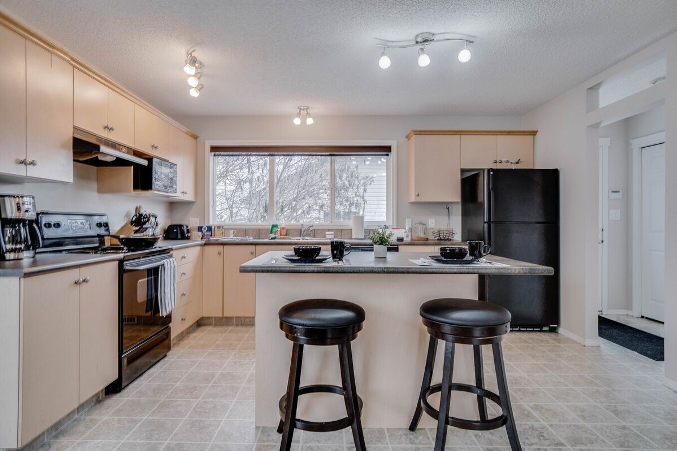 Frigorífico, microondas, horno y placa de cocina