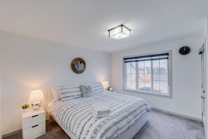 6 bedrooms, desk, iron/ironing board, travel cot - Graydon - Bright, Modern Home w/ King Sized Bed (Edmonton)
