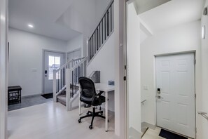 Interior - Graydon - Bright, Modern Home w/ King Sized Bed (Edmonton)