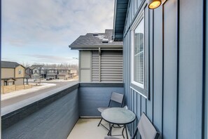 Outdoor dining - Graydon - Bright, Modern Home w/ King Sized Bed (Edmonton)