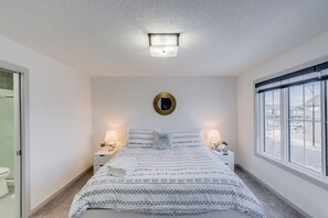 6 Schlafzimmer, Schreibtisch, Bügeleisen/Bügelbrett, Reisekinderbett