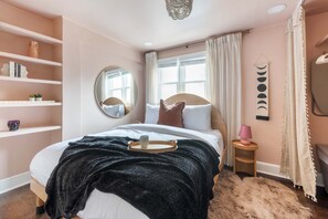 2 soverom, skrivebord, strykejern/-brett og wi-fi