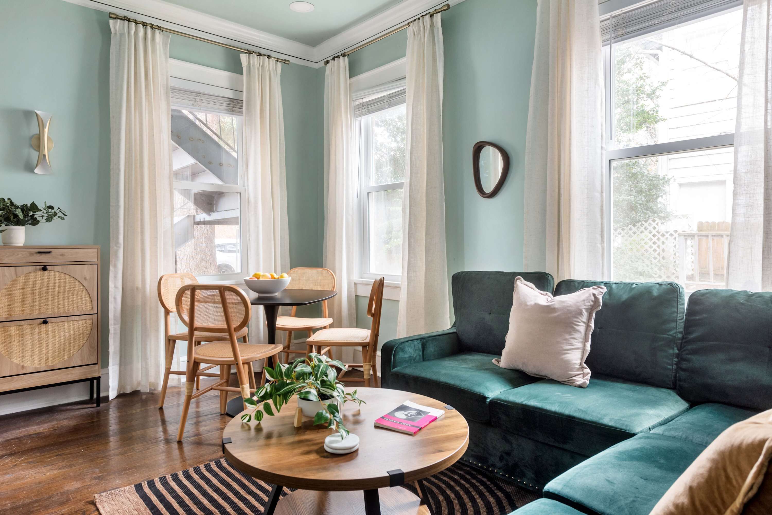 Televisión y oficina 