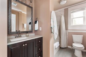 Dusj, hårføner og håndklær