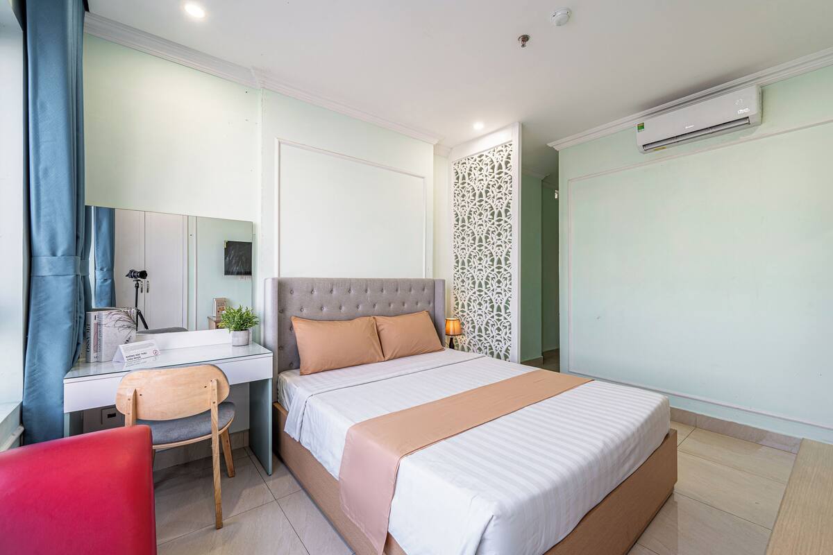Une chambre à coucher avec un lit, un bureau et une chaise.