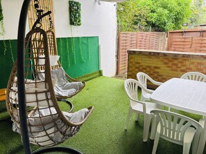 Outdoor dining - Comfortable air-conditioned mahogany T2 Lamentin near Galleria shopping center (Le Lamentin)