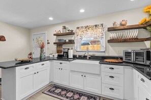 Fridge, microwave, coffee/tea maker, toaster - Cross Mountain Cottage - Cozy Retreat with Hot Tub (Fredericksburg)