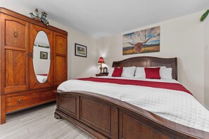 1 bedroom, iron/ironing board, WiFi, bed sheets - Cross Mountain Cottage - Cozy Retreat with Hot Tub (Fredericksburg)