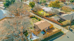 Zona residencial con casas, piscina y patio cercado.