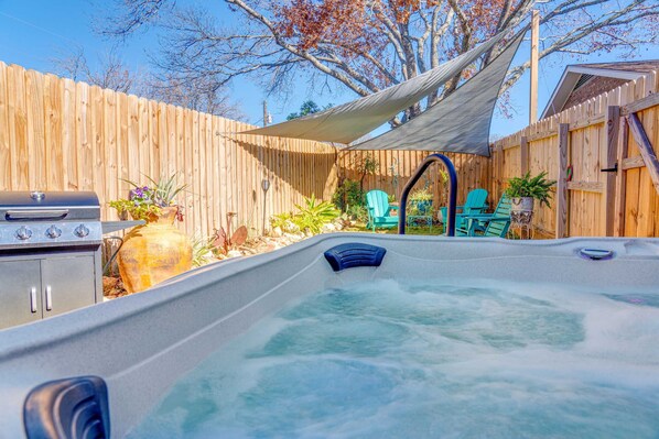 Outdoor spa tub - Cross Mountain Cottage - Cozy Retreat with Hot Tub (Fredericksburg)