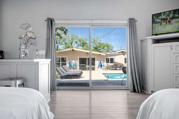 5 bedrooms, iron/ironing board, WiFi, bed sheets