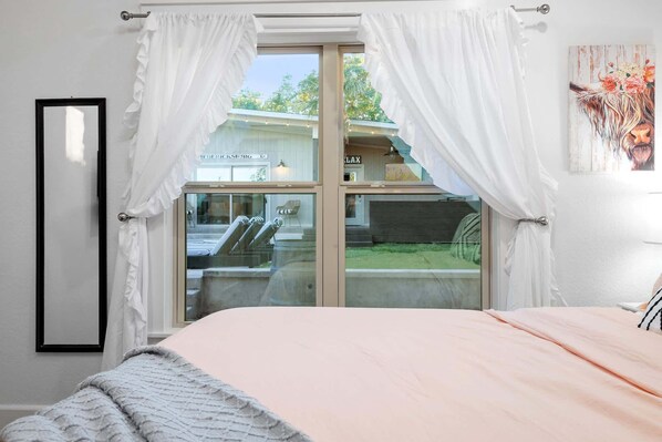 5 bedrooms, iron/ironing board, WiFi, bed sheets