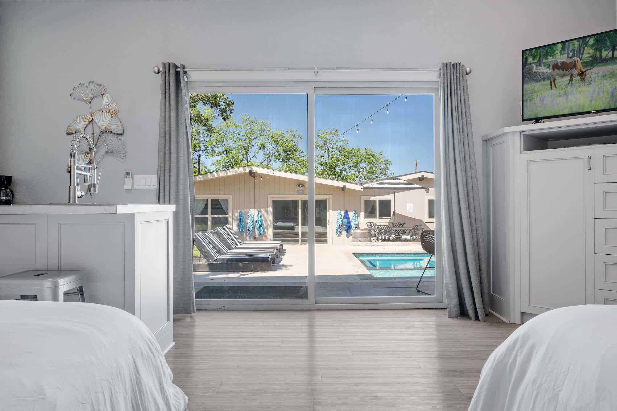 5 bedrooms, iron/ironing board, WiFi, bed sheets