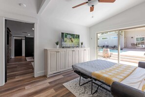 4 bedrooms, iron/ironing board, WiFi, bed sheets
