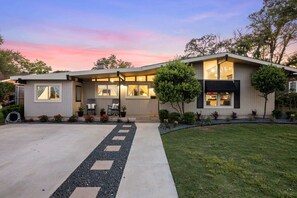 Exterior - Schatzi Haus - Home Theater, Pool, Close to Main (Fredericksburg)