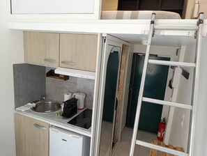 Réfrigérateur, micro-ondes, plaque de cuisson, cafetière/bouilloire