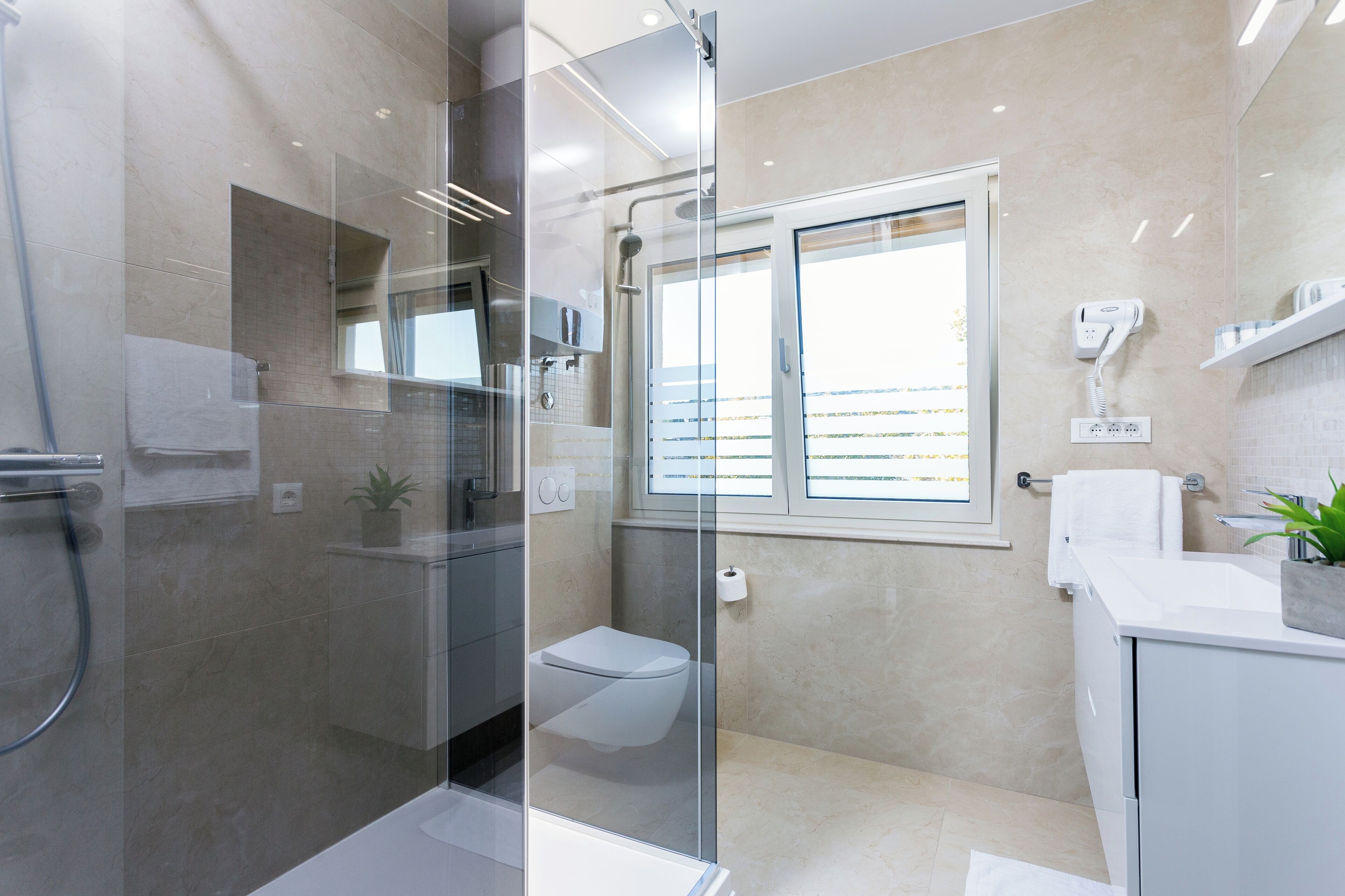 Chambre Deluxe double | Salle de bain | Douche, séchoir à cheveux, pantoufles, serviettes fournies