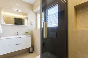 Double Room | Bathroom | Shower, hair dryer, slippers, towels - Shine of Life Luxury Rooms (Split)