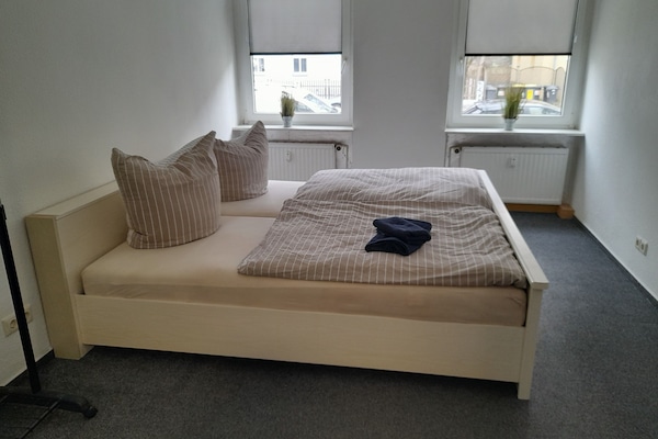 Schlafzimmer mit Doppelbett und Babybett