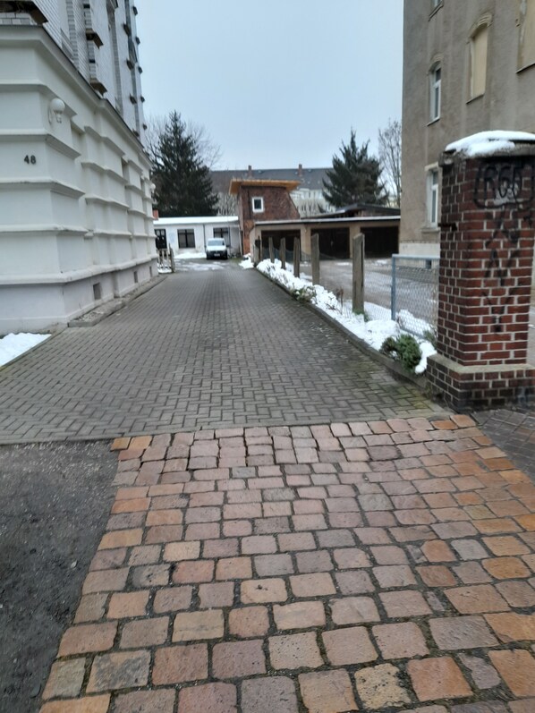 Property grounds - Vacation apartment with 2 bedrooms near the August Horch Museum (Zwickau)