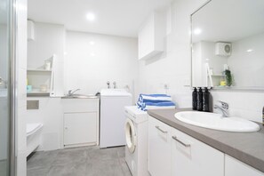 Hair dryer, towels - Coastal Escape Salty Breeze w Pool & Slide! (Scarborough)
