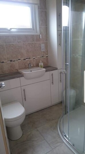 Dusche, Handtücher, Seife, Toilettenpapier