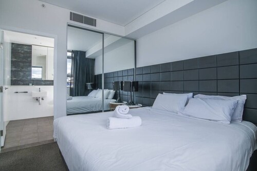 free parking lovely 2 bds  in heart of chatswood