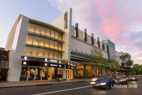 free parking lovely 2 bds  in heart of chatswood