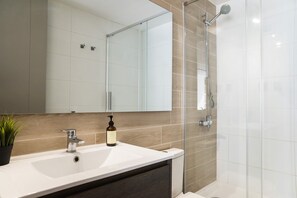 Shower, hair dryer, towels