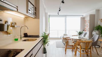 Fridge, microwave, oven, stovetop