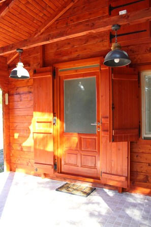 Exterior detail - Chechar Inn Zlatar  - Serene, deluxe, mountain cottage with detached kitchenette (Nova Varoš)