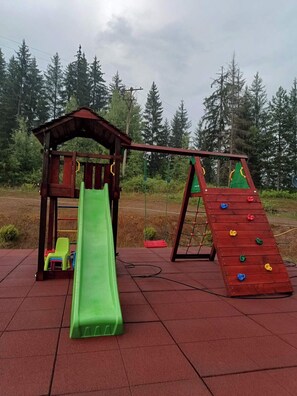 Children's area - Chechar Inn Zlatar  - Serene, deluxe, mountain cottage with detached kitchenette (Nova Varoš)