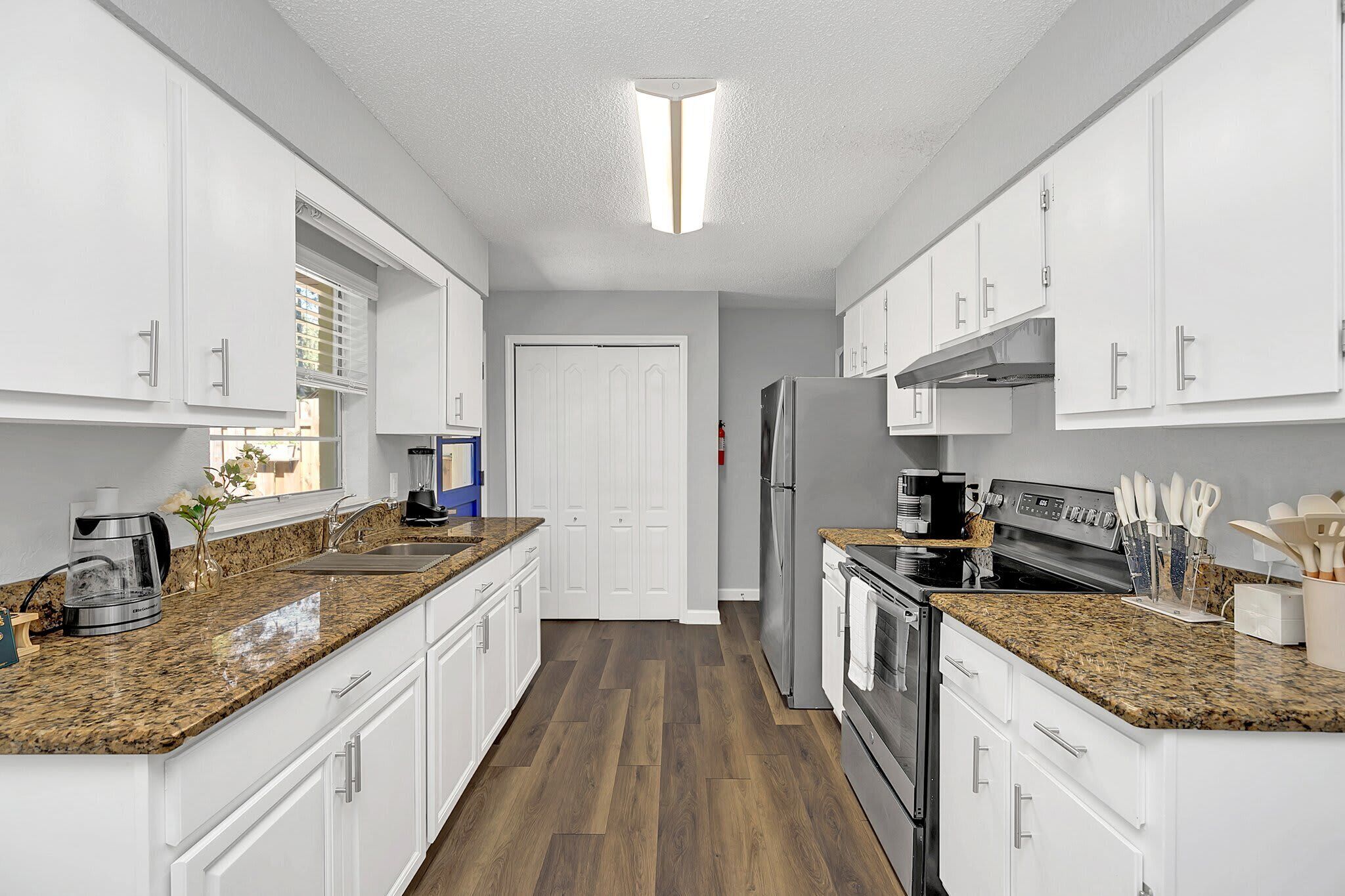 Kjøleskap, ovn, kokeplater og kaffetrakter/tekoker