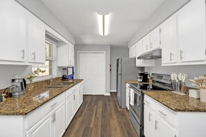 Een koelkast, een oven, een kookplaat, een koffiezetapparaat/waterkoker