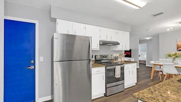 Fridge, oven, stovetop, coffee/tea maker