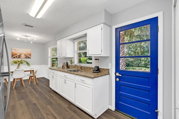 Een koelkast, een oven, een kookplaat, een koffiezetapparaat/waterkoker