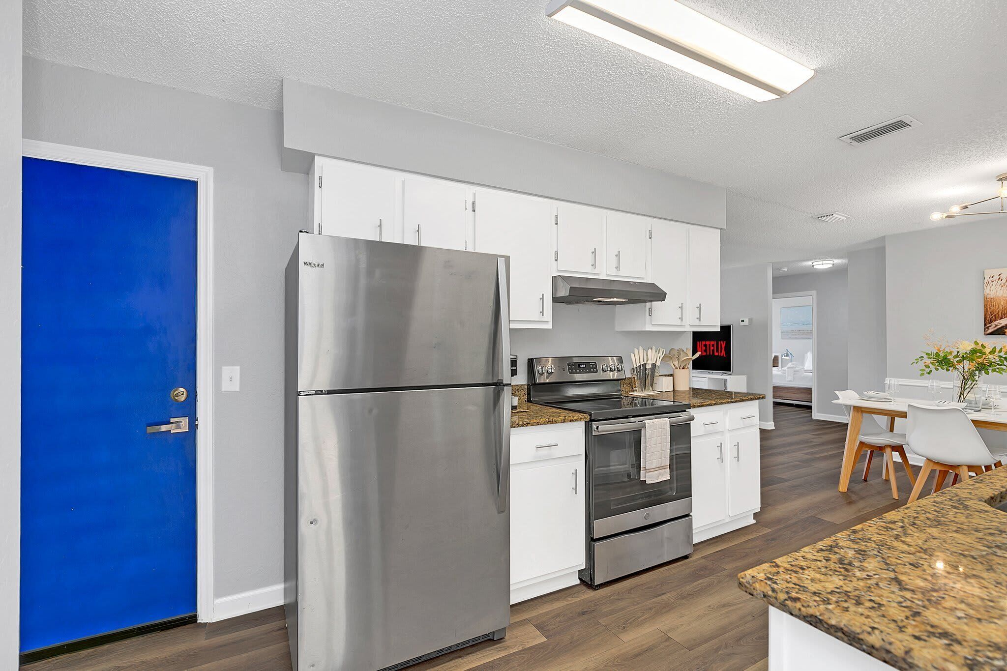 Fridge, oven, stovetop, coffee/tea maker